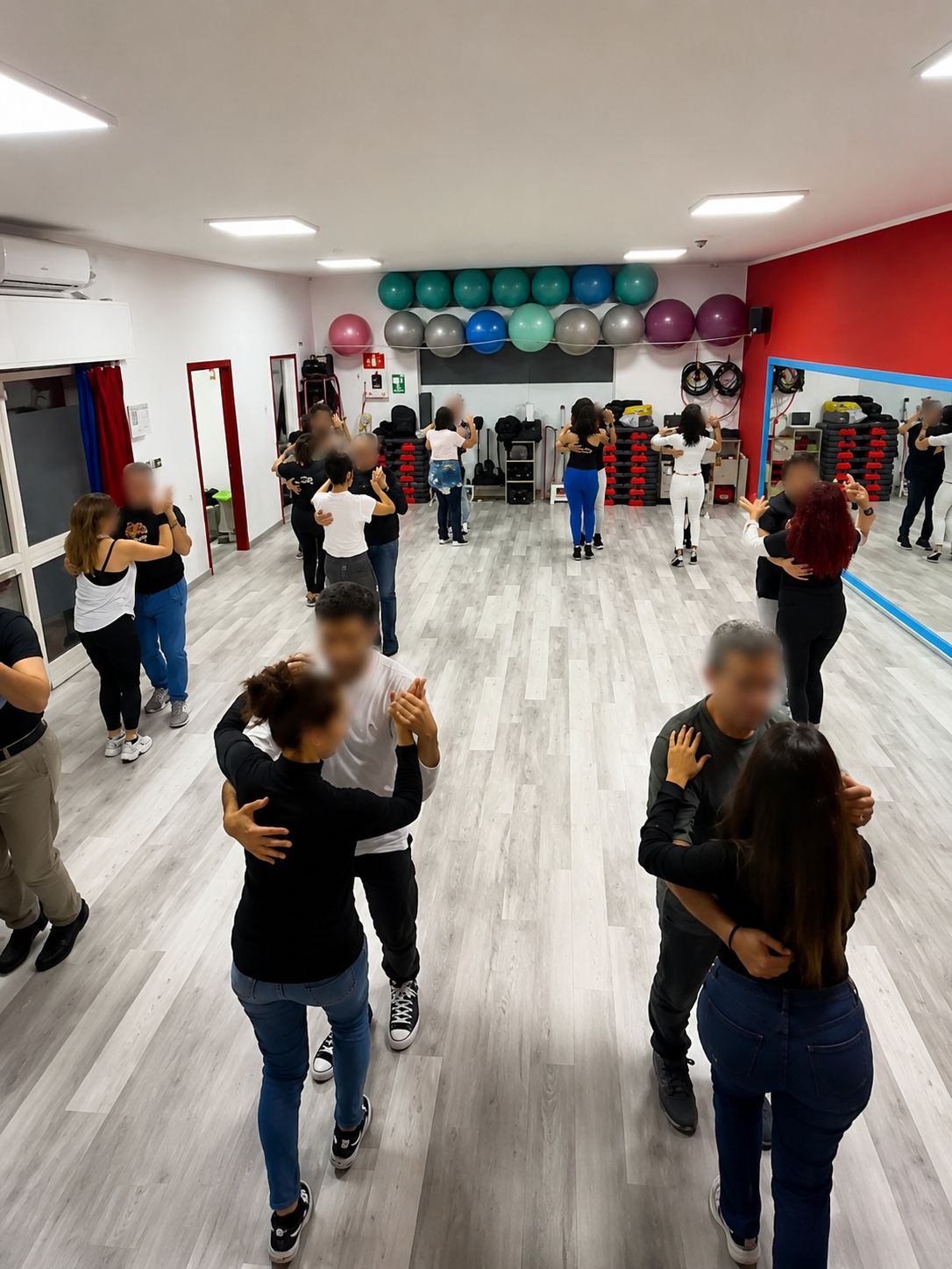 Lezione di balli caraibici in coppia nella sala di HarmonyFit
